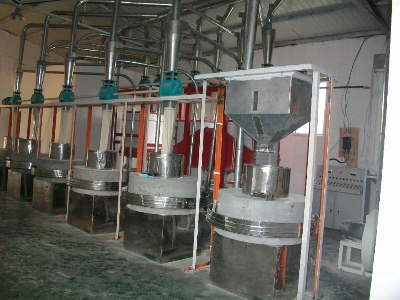 產(chǎn)品名稱(chēng)：20噸--30噸石磨面粉機組
產(chǎn)品型號：
產(chǎn)品規格：